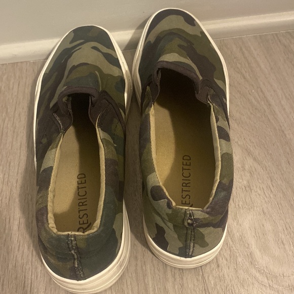 Restricted Army Green Sneakers - Picture 4 of 4